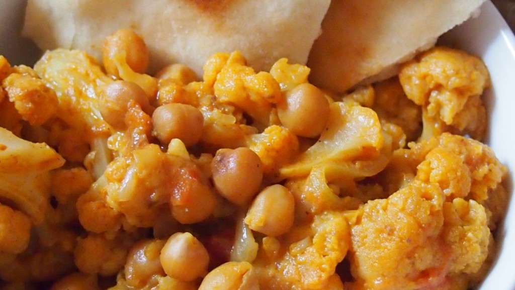 wegetariańskie curry z kalafiora i ciecierzycy