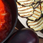 makaron pełnoziarnisty z grillowanymi warzywami w sosie pomidorowym