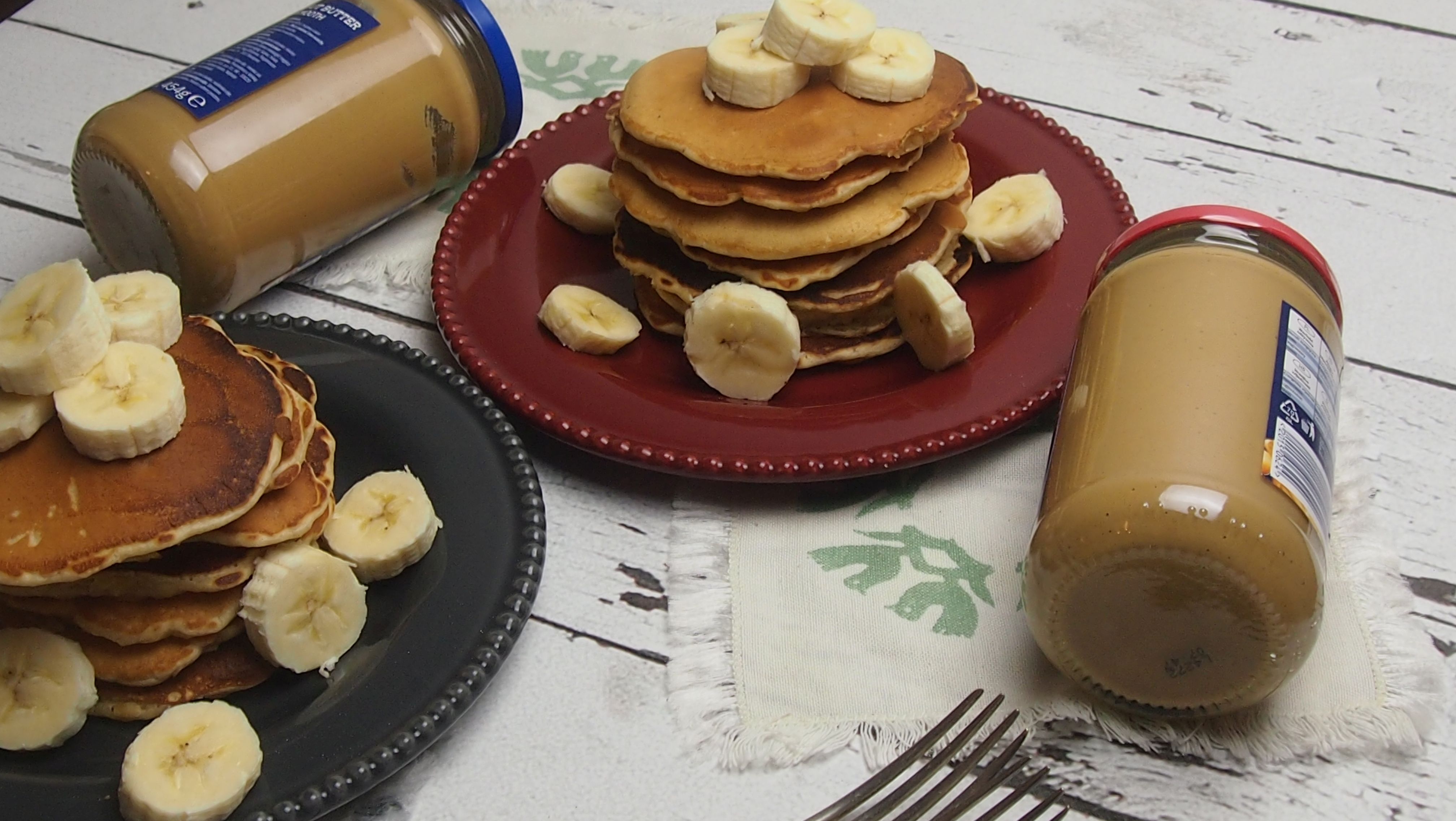 pancakes z masłem orzechowym i bananami