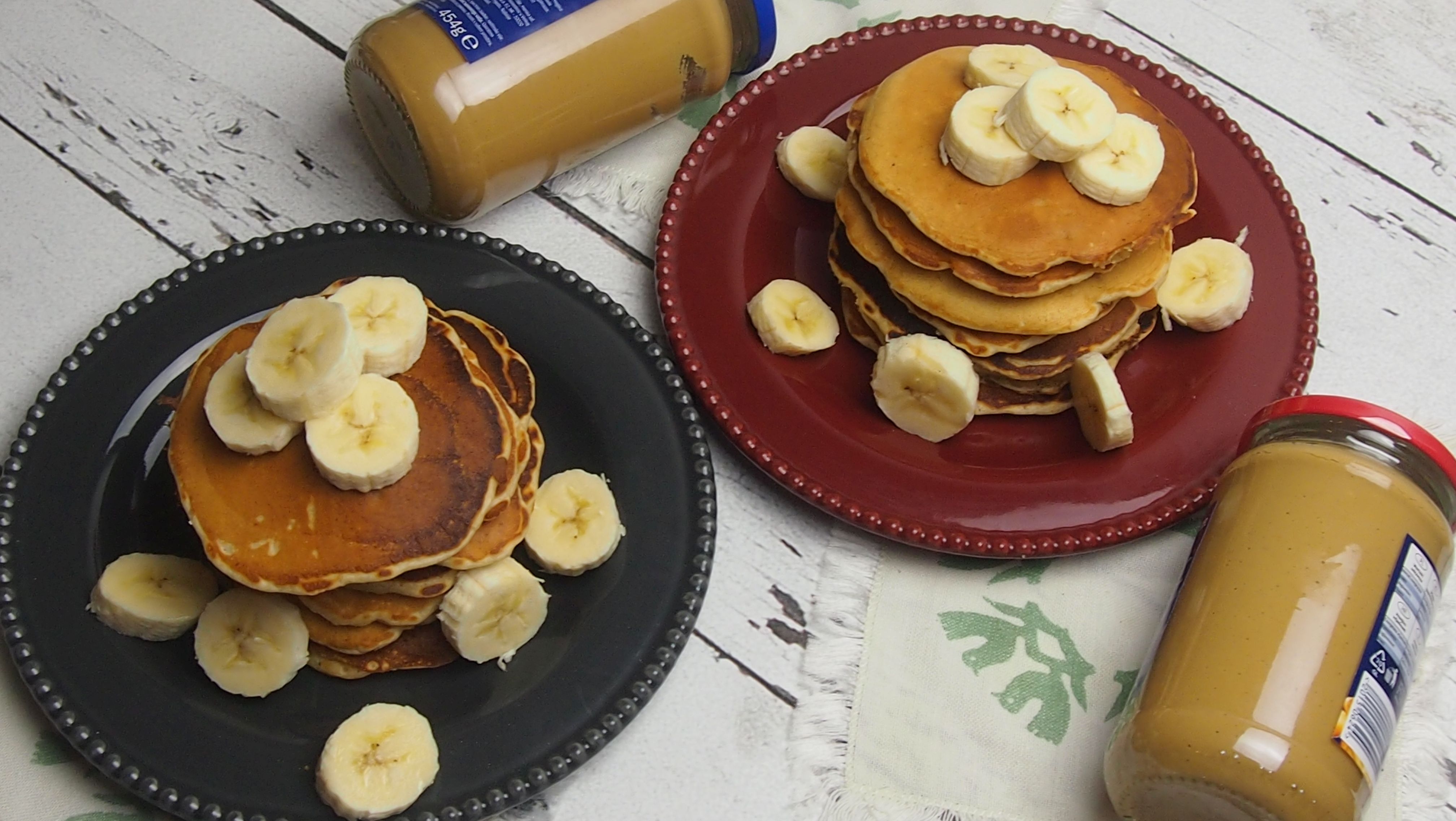 Pancakes z masłem orzechowym i bananami