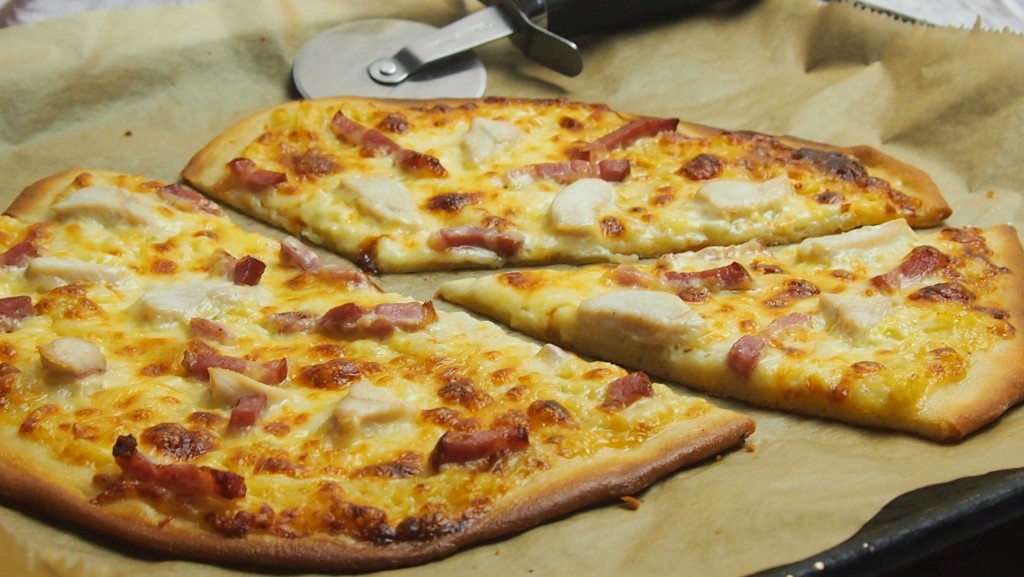pizza z białym sosem
