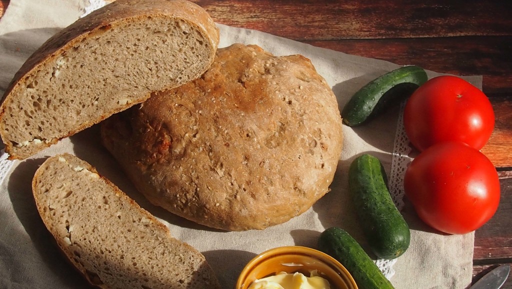 Chleb jęczmienny z owczym serem i kminkiem