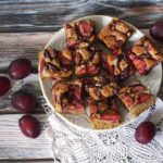 Ciasto migdałowo pistacjowe ze śliwkami