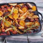 słodkao-kwaśna zapiekanka z kiełbasą i śliwkami