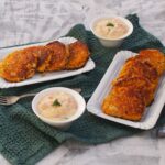 placki z kalafiora i batatów z raitą mango