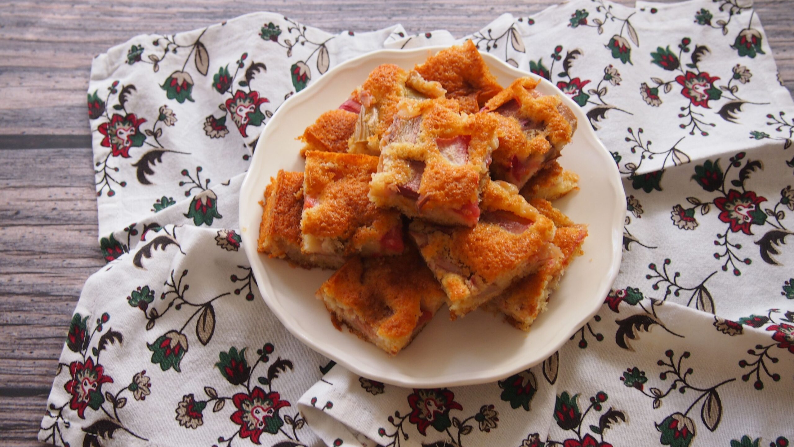 Ciasto ucierane z rabarbarem