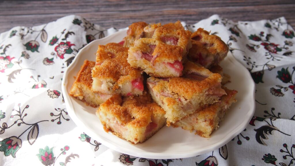 ucierane ciasto z rabarbarem