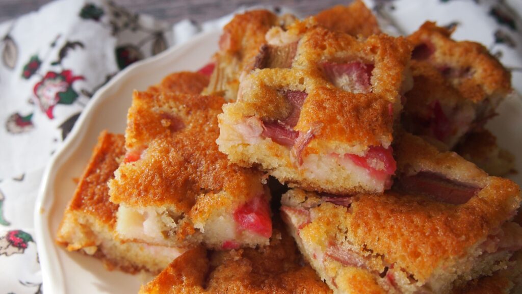 ucierane ciasto z rabarbarem