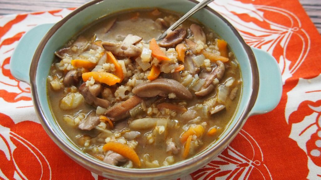 zupa z maślaków krupnik grzybowy